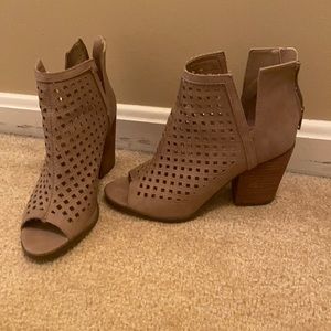 Cute open town Spring Bootie. Worn 2 times. Love these but too big